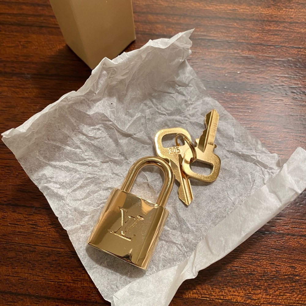 Louis Vuitton Shiny Gold Lock and Key Set - Picture 4 of 4